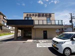 明るい施設のエントランス