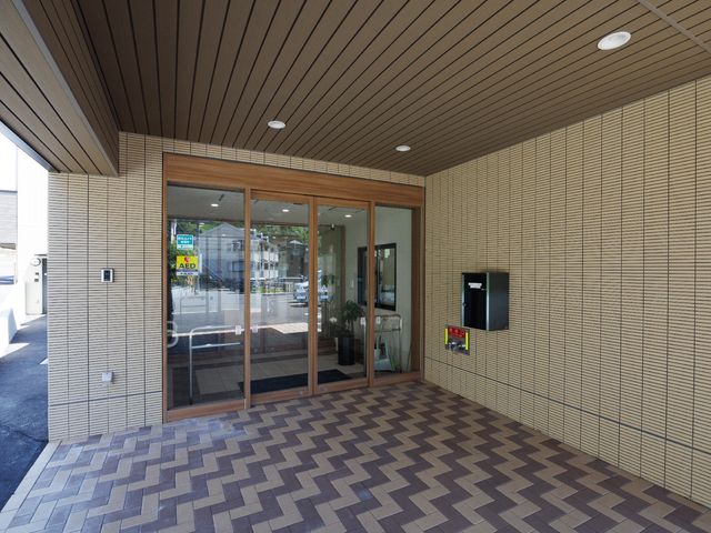エントランスの明るいイメージ 入り口 自然光が差し込む、開放的なエントランスです。安全配慮された広い通路が特徴的で、どなたでも快適にご利用いただけます。