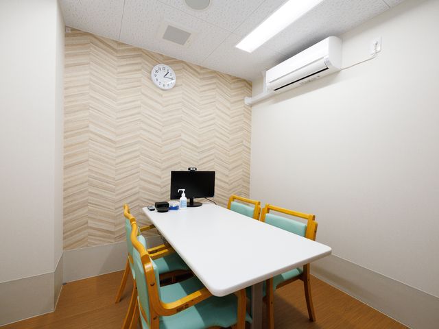 清潔な会議室の一角 面談室 明るく清潔感がある居室には、打ち合わせや業務用途にも使えるテーブルと椅子が備え付けられています。エアコンも完備で、一年を通じて快適な環境です。