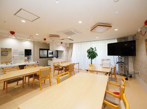 広々とした明るい食堂