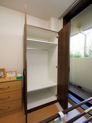 居室内の開けたクローゼット