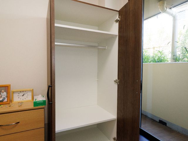 居室内の開けたクローゼット 収納 広々とした収納スペースが確保された明るい居室です。手に取りやすく使い勝手を考慮した造りとなっております。