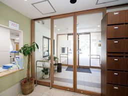 明るいエントランスの様子