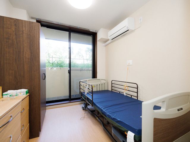 居室の明るい光景 居室 開放的な窓から光が差し込む清潔な個室です。快適にお過ごしいただけるように、設備が整っています。