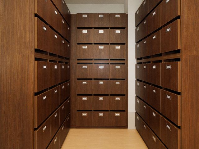 収納棚が整然と並ぶ空間 靴箱 整理整頓された収納棚は、居心地の良さと利便性を提供し、個々の大切な持ち物を丁寧に保管するのに適しています。