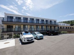 モダンな外観の建物