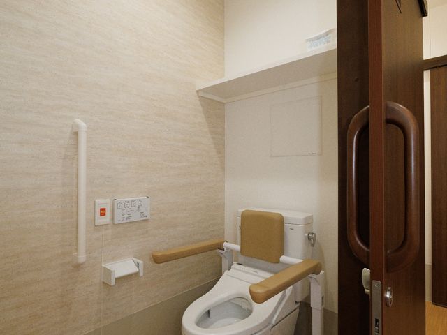 バリアフリーなトイレ設備 トイレ 手すり付きの安全設計となっており、どなたでも安心してご利用いただける清潔感のあるトイレ空間です。
