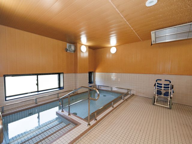 清潔な浴室 大浴場 手すりのついたきれいな浴室です。バリアフリー設計で、どなたでも安心してご利用いただける環境が整っています。