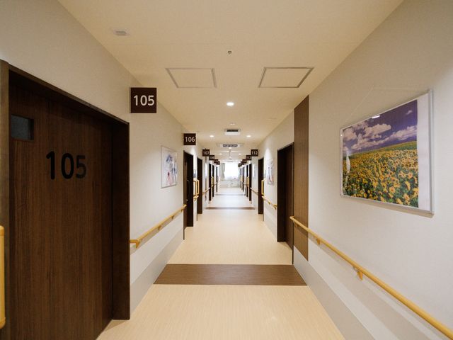 清潔感のある廊下 廊下 ゆったりとした通路には手すりが完備され、壁には美しいアートが飾られています。安全かつ快適な移動をサポートします。