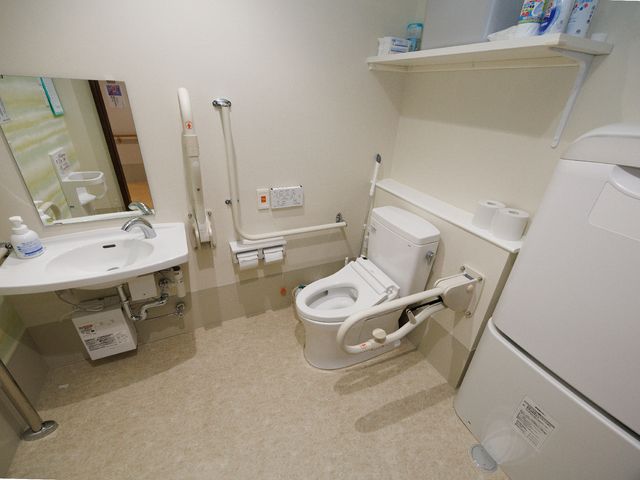 バリアフリーの洗面トイレ トイレ 手すり付きの清潔なトイレ空間です。安全に配慮した設計でご利用いただけます。