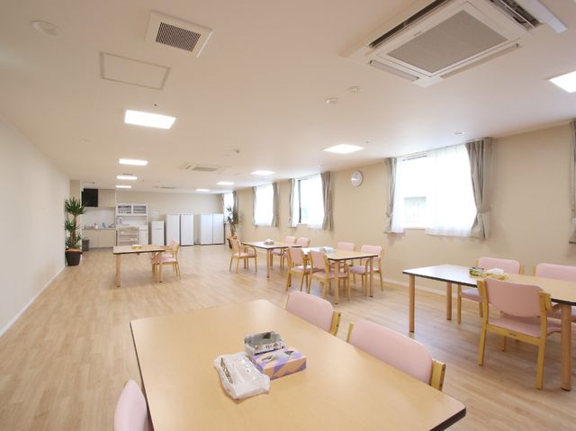 ゆとりのある明るい食堂