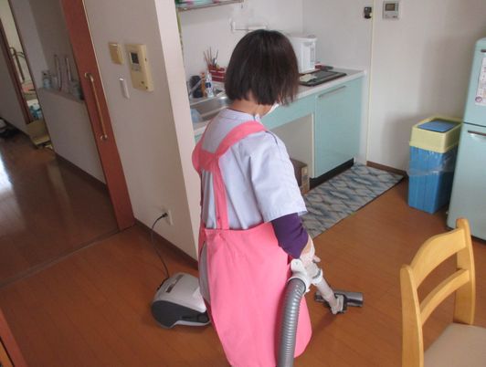 清掃するスタッフの背中