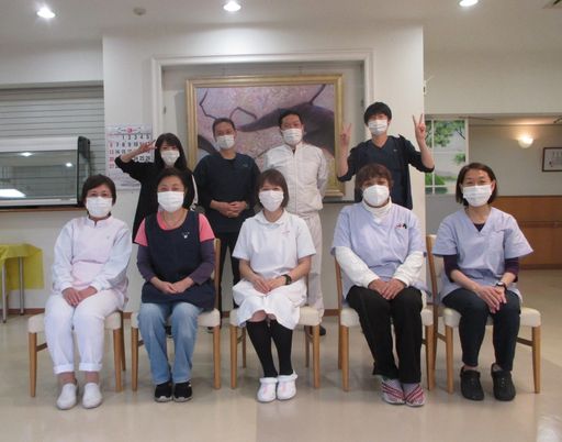 笑顔のスタッフ集合写真