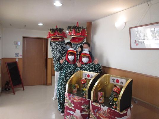 笑顔の人々と獅子舞の廊下