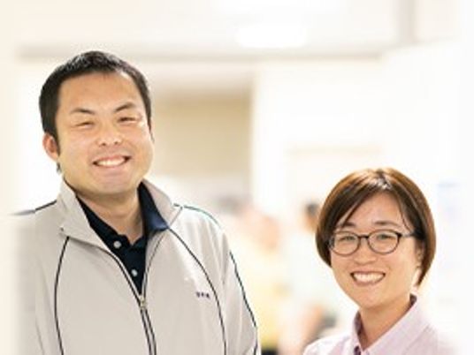 笑顔のスタッフ2人のロビー  