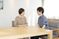 笑顔の二人とテーブル  