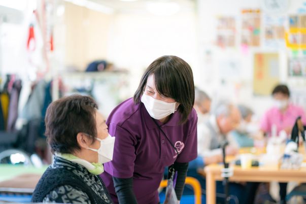 交流するスタッフ