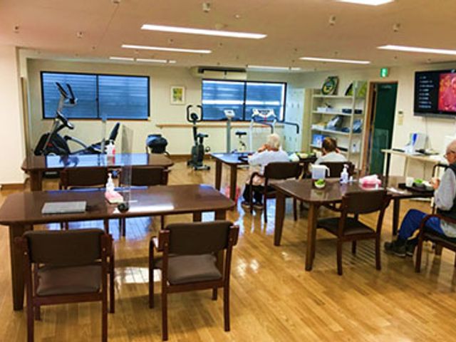 エクササイズ室 機能訓練室 窓からの自然光が心地よい部屋で、入居者の方がリラックスしてエクササイズに取り組める環境です。