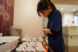 スタッフが飲み物を準備