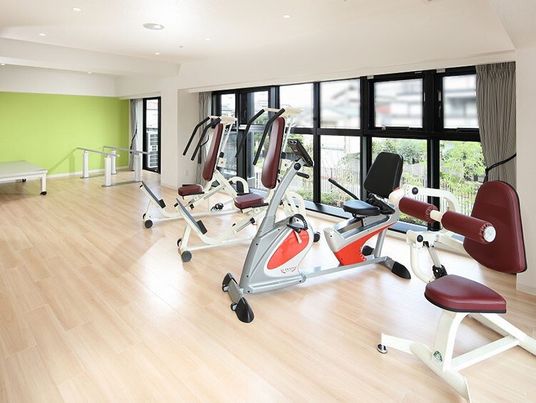 運動機器が並ぶ訓練室