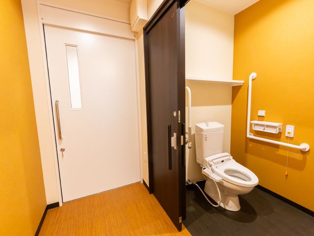 バリアフリー設計のトイレ トイレ 手すり付きで安全性を考慮したトイレです。日々の快適な生活をサポートする設備が整っています。