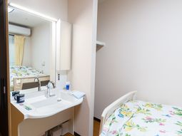 居室のベッドと洗面台