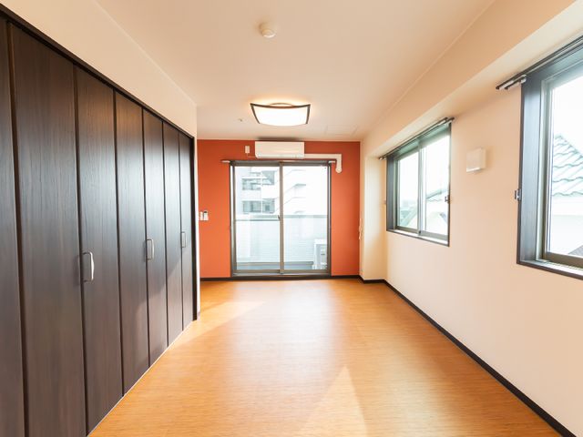 広々とした明るい廊下 玄関 通りやすい広さの廊下は、明るく暖かみのある色合いで仕上げられています。バリアフリー設計により車椅子でも快適にお過ごしいただけます。