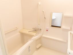 バリアフリー設計の浴室