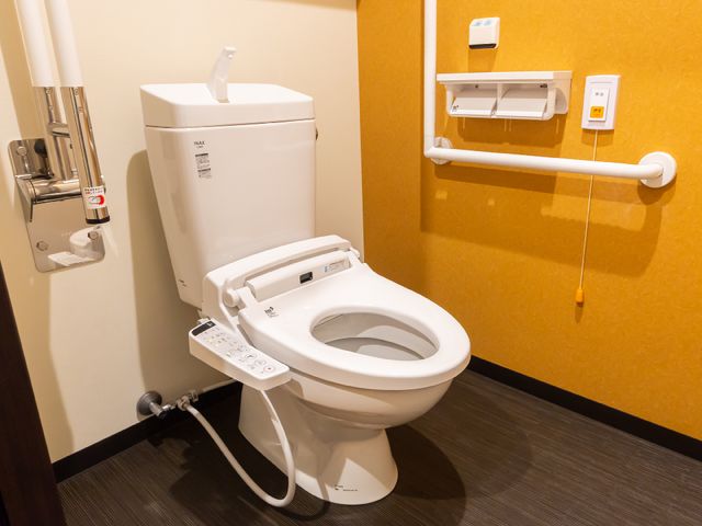 バリアフリートイレ設備 トイレ 安全な各種手すりが装備され、清潔感あふれるトイレ空間です。利用者の移動をサポートし、快適な日常が送れる環境を整えています。