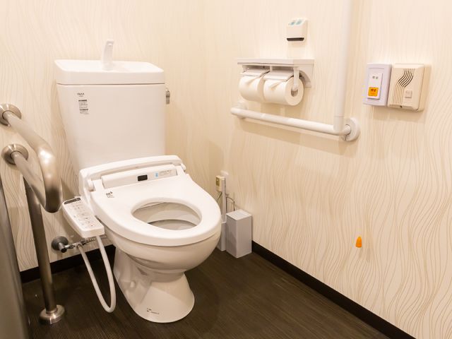 バリアフリートイレ設備 トイレ 安全な手すり付きの清潔なトイレ空間です。必要な機能が整っており、快適にお使いいただけます。
