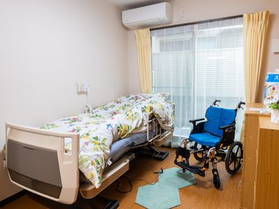 居室のベッドと車椅子