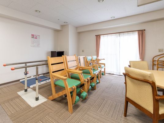 機能訓練室の装置と机椅子 