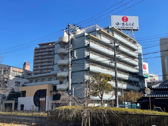 施設の外観と桜