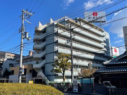 明るい街並みと建物