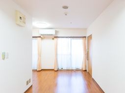 洋室の明るい居室
