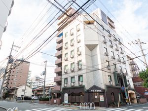 街角に佇む明るい建物