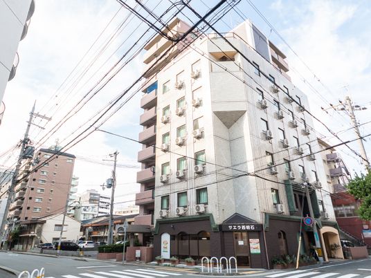 街角に佇む明るい建物