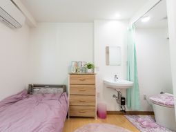 居室のベッドと洗面台