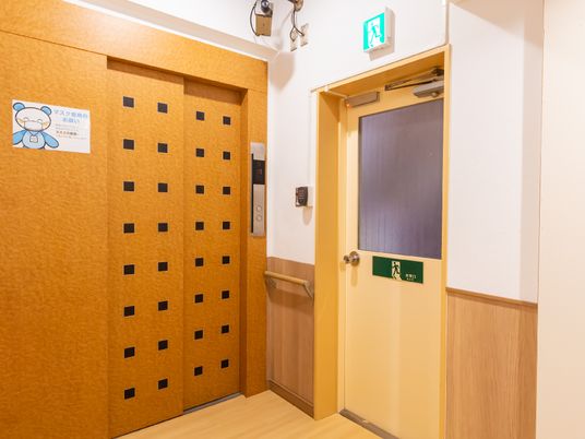 きれいな廊下と扉