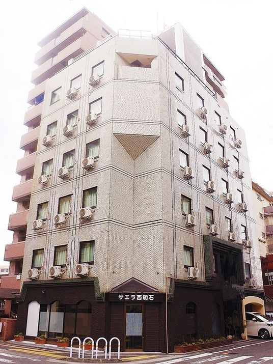 多階層の建物のエントランス
