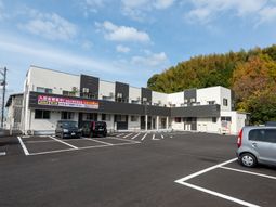 広々とした駐車場の建物