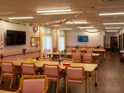 飾り付けされた明るい食堂