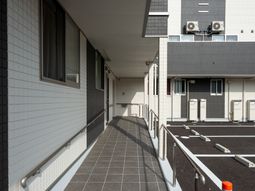 清潔な施設の外通路