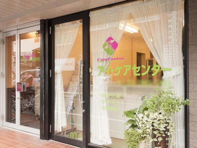 ガラス扉のエントランス エントランス 明るいエントランスは広々としており、安心して出入りができる環境です。