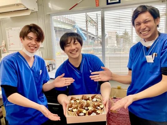 笑顔の職員が集う食堂  