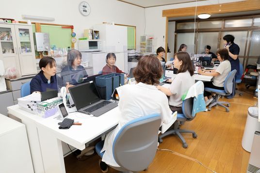和気あいあいとした事務室