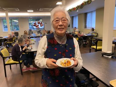 高齢者の明るい食事時間