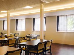 明るい食堂スペース