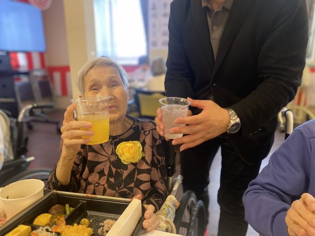 楽しそうな様子、ラウンジ ラウンジ 広々としたラウンジでは、皆さんがリラックスしながら食事や交流を楽しんでいます。