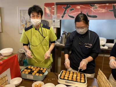 活気あるスタッフの料理風景